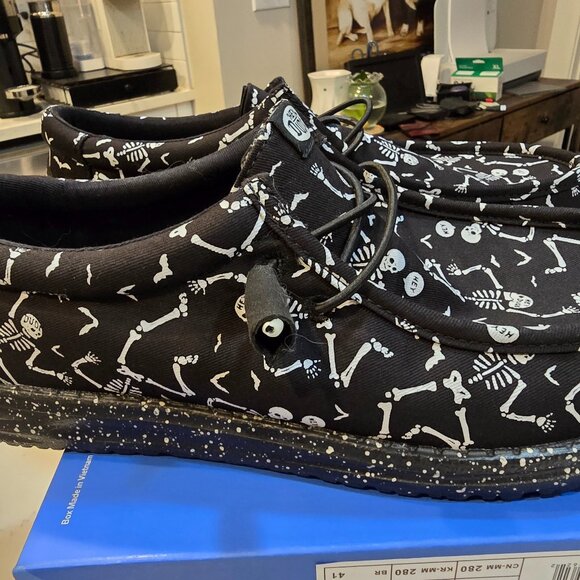 Hey Dude Wally Skeletons Glow in Dark Shoes Moccasin Men' Size 10 NEW RARE HTF - Picture 1 of 16